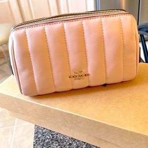 NWT Coach Cosmetic Case 17 Puffy Quilting..!! Beautiful..!💗